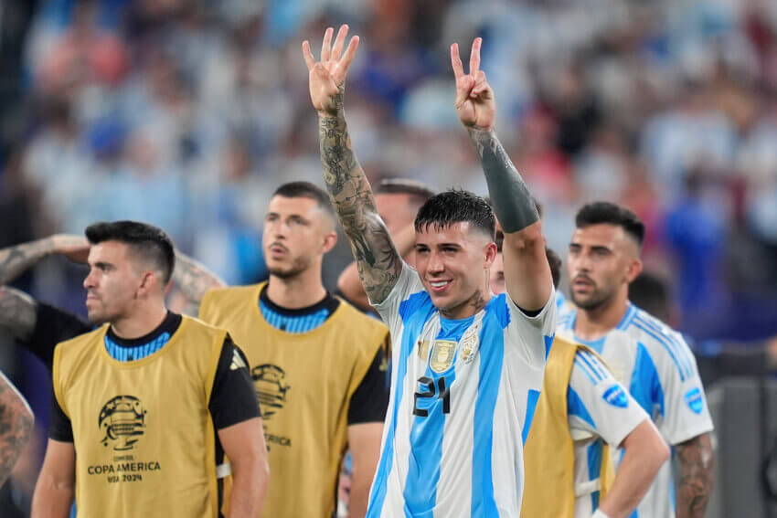 Jogadores Argentinos comemoram vaga na final da Copa Amrica